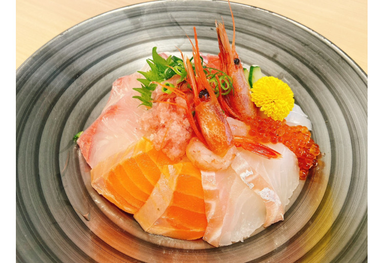 見た目にも華やかな海鮮丼もお勧めしております